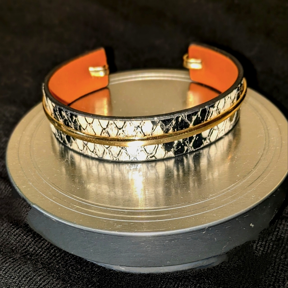 Vintage Round Textured Snakeskin Print & Fashion Goldtone Bangle Bracelet - Picture 1 of 2
